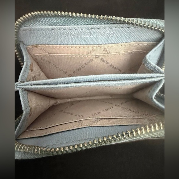 MICHAEL KORS- JET SET TRAVEL ZIP AROUND CARD CASE WALLET- PALE
BLUE - Picture 4 of 5